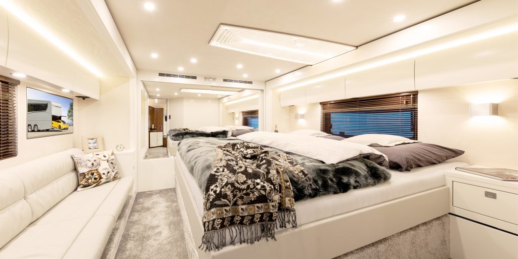 Exquisites Reisemobil-Schlafzimmer der Landyacht VARIO Perfect 1200