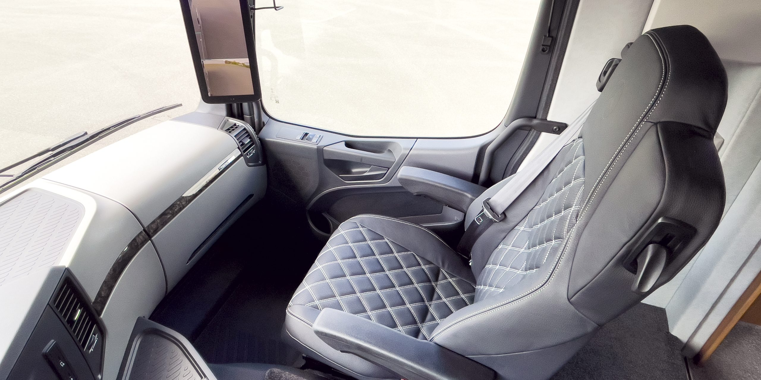 Comfortable and air-conditioned leather cab seats | varioTRENDLINE