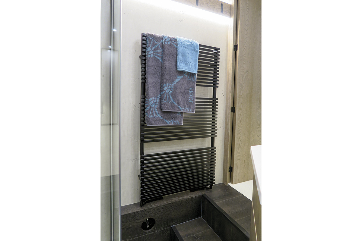 3166-5370-motorhome-towel-heater-blackLINE-Edition-VARIOmobil