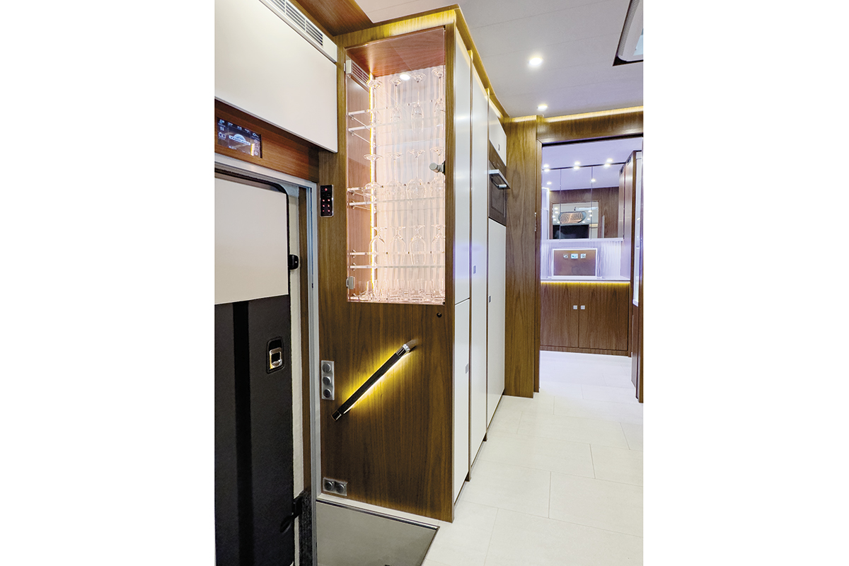 Q3156-3241-Perfect-motorhome-door-inside-vitrine-washbasin